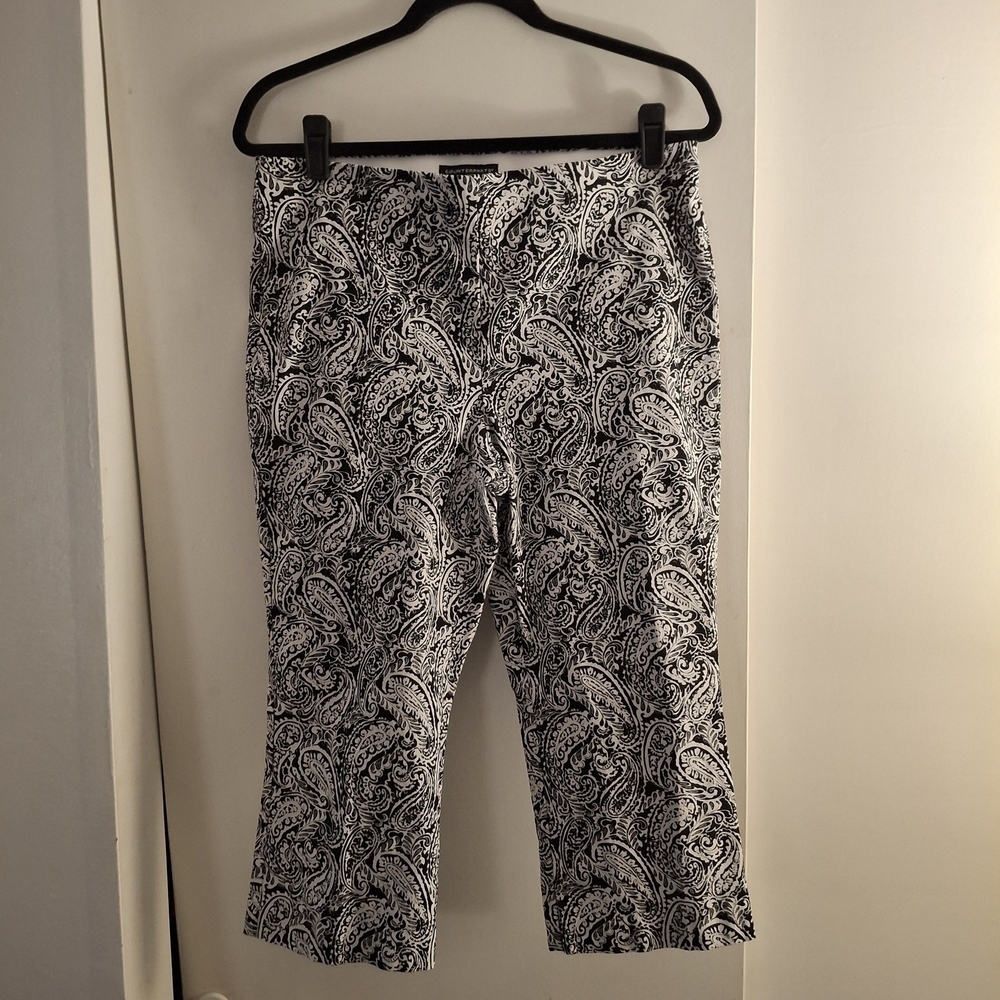 Counterparts Women's Monochrome Paisley Print Cropped Stretch Capris